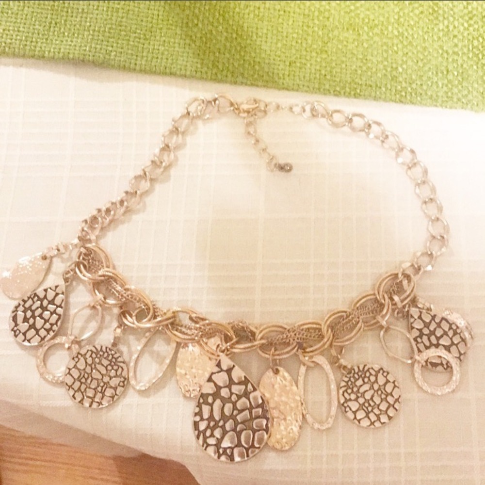 🎄Laura Ashley Bib Necklace